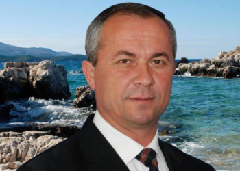 Skandal në Sarandë, avokati dhe anëtari i Këshillit Bashkiak zapton prona dhe kërkon legalizim me letra false (VIDEO)