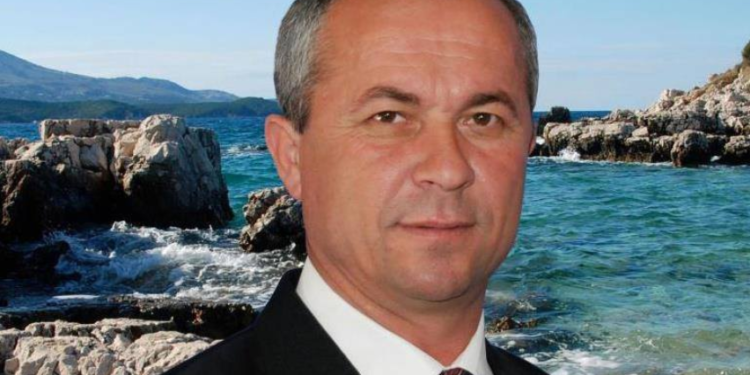 Skandal në Sarandë, avokati dhe anëtari i Këshillit Bashkiak zapton prona dhe kërkon legalizim me letra false (VIDEO)