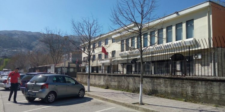 Ministri Çuçi letër ILD e KLGJ për gjyqtarin e Administratives në Gjirokastër: Me vendimet e tij, po bëhet shkak në pengimin e aksionit të IKMT, për prishjen e ndërtimeve të paligjshme