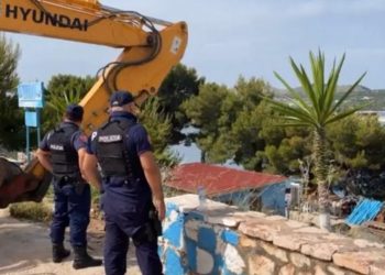 Shembjet e ndërtimeve pa leje në Ksamil, zv.ministri i Brendshëm: Disa po i shembin vetë