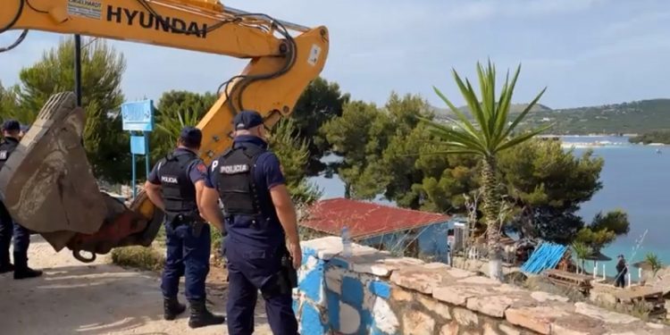 Shembjet e ndërtimeve pa leje në Ksamil, zv.ministri i Brendshëm: Disa po i shembin vetë