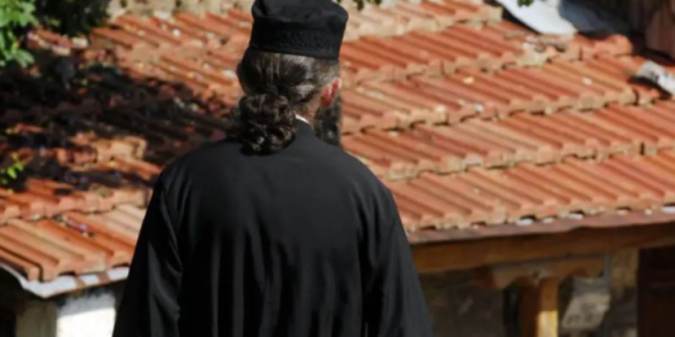 Kishte abuzuar seksualisht me një 13-vjeçare, arrestohet prifti në Greqi