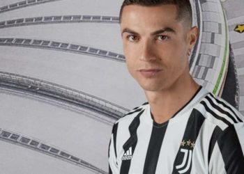 Uniforma e re, Juventusi i rikthehet traditës