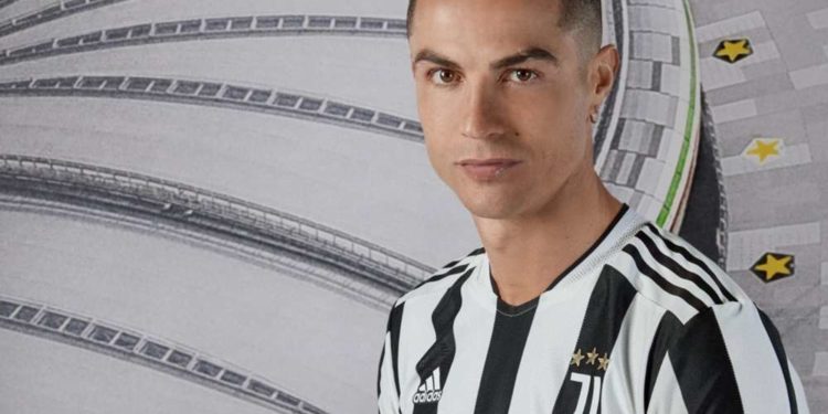 Uniforma e re, Juventusi i rikthehet traditës