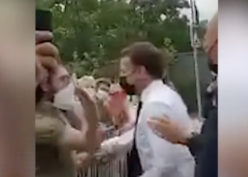 VIDEO virale/ Goditet në fytyrë Presidenti Emmanuel Macron