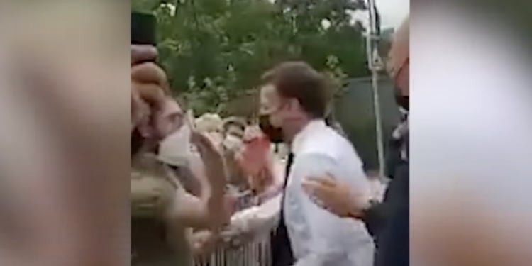 VIDEO virale/ Goditet në fytyrë Presidenti Emmanuel Macron