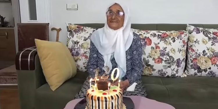 “Gjalpë, djathë e mjaltë çdo ditë në tavolinë”, njihuni me gjyshen turke që pretendon se është personi më i vjetër në botë