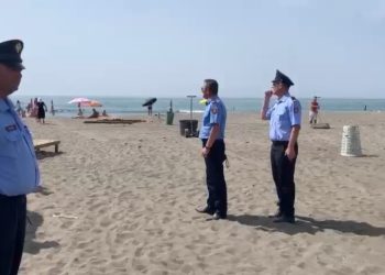 Nga Velipoja në Ksamil, policia zbarkon në plazhe për lejet, sekuestrohen çadra dhe shezlongë (VIDEO)