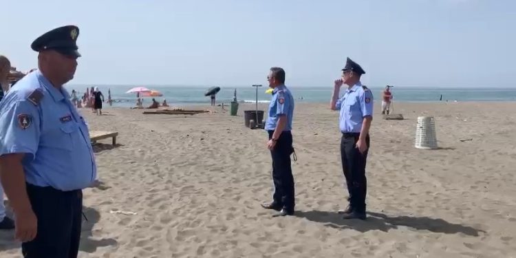 Nga Velipoja në Ksamil, policia zbarkon në plazhe për lejet, sekuestrohen çadra dhe shezlongë (VIDEO)