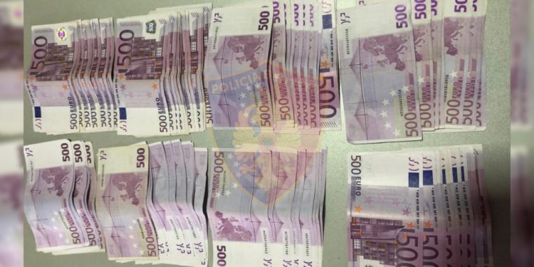 Bllokohen 41 mijë euro të padeklaruara në Kakavijë, procedohet i riu