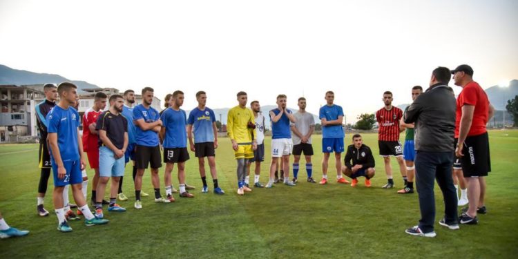 Rikonstruktohet fusha e vjetër e futbollit në Gjirokastër, Golemi: Do të zhgënjejmë ata që presin dështimin tonë për ringritjen e Luftëtarit (FOTO)