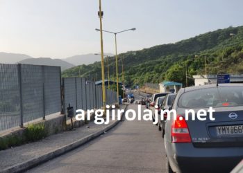 Shqiptarët dynden drejt Greqisë, radhë të gjata pritje në Kakavijë