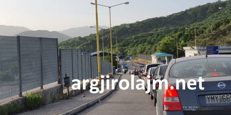 Shqiptarët dynden drejt Greqisë, radhë të gjata pritje në Kakavijë