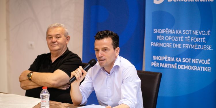 Takimi në Gjirokastër për zgjedhjet farsë në PD, Dasho Aliko “tradhton” Lulzim Bashën për Agron Shehajn