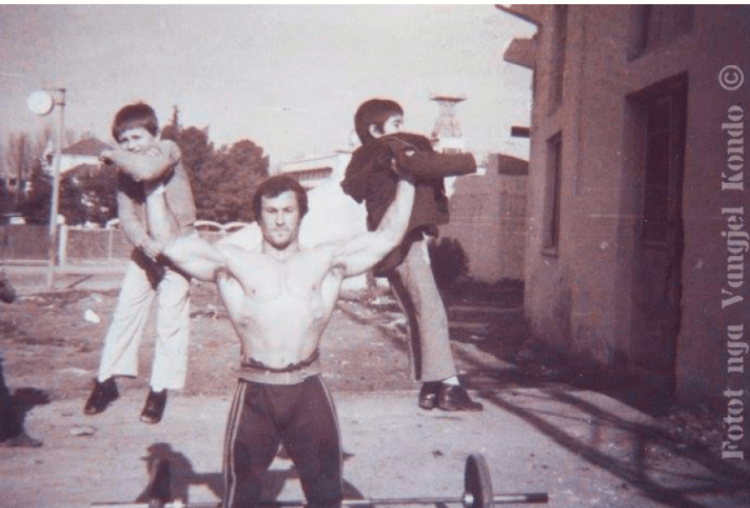 Dosja sekrete e Sigurimit: Aleksandër Kondo rrihet me njerëzit dhe me policët, ndjek modën e huaj, inçizon e dëgjon manjetofonin me zë të lartë, me muzikë xhazi