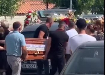 “O lulet e nënës çfarë më bëtë”, gjyshja i jep lamtumirën e fundit vajzës dhe mbesave që u shuan në aksidentin tragjik (VIDEO)