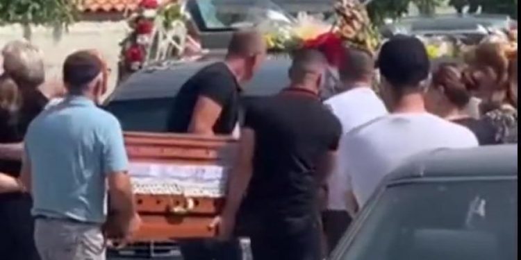 “O lulet e nënës çfarë më bëtë”, gjyshja i jep lamtumirën e fundit vajzës dhe mbesave që u shuan në aksidentin tragjik (VIDEO)