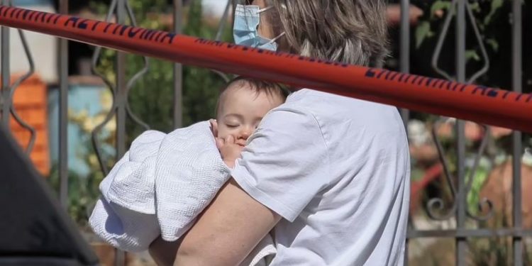 Në shtëpinë e pilotit që tronditi Greqinë, gjithçka mund të dëgjohet janë të qarat e foshnjës