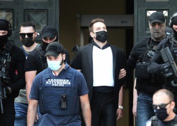 Rrëfimi tronditës i pilotit grek: E shtrëngoja gjithmonë e më shumë sepse doja të më dëgjonte. Ajo dridhej. Vazhdoja ta mbaja fort në krahë derisa e kuptova se nuk po lëvizte më (VIDEO)