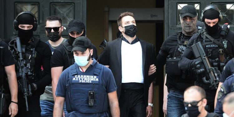 Rrëfimi tronditës i pilotit grek: E shtrëngoja gjithmonë e më shumë sepse doja të më dëgjonte. Ajo dridhej. Vazhdoja ta mbaja fort në krahë derisa e kuptova se nuk po lëvizte më (VIDEO)