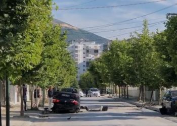Ndjekje si nëpër filma në Vlorë, aksidentohet 22-vjeçari pasi iu qepën pas makinat e policisë (VIDEO)