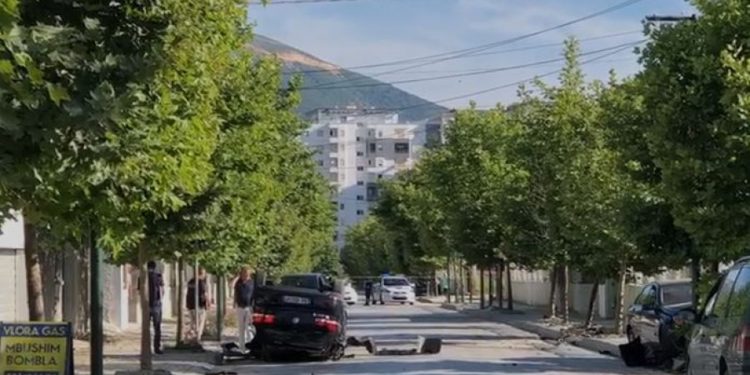 Ndjekje si nëpër filma në Vlorë, aksidentohet 22-vjeçari pasi iu qepën pas makinat e policisë (VIDEO)