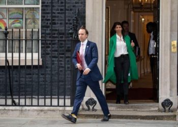 Ministri kapet mat duke puthur ndihmësen (FOTO)