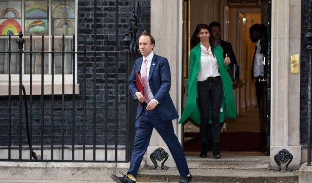 Ministri kapet mat duke puthur ndihmësen (FOTO)