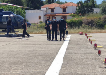 ‘Na ndiq dhe mos bëj skena. Fike celularin se ka kamera televizive’, çfarë i thanë policët pilotit që ka zemëruar Greqinë