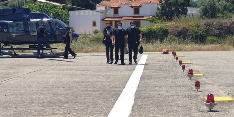 ‘Na ndiq dhe mos bëj skena. Fike celularin se ka kamera televizive’, çfarë i thanë policët pilotit që ka zemëruar Greqinë