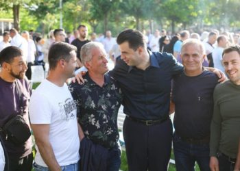 Pse populli del në shesh për dashnoret e “Për’puthen” dhe jo për Bashën, meqë thotë se na vodhën zgjedhjet?