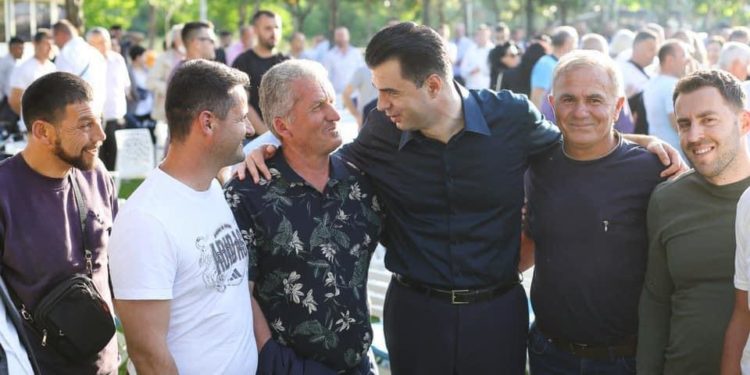 Pse populli del në shesh për dashnoret e “Për’puthen” dhe jo për Bashën, meqë thotë se na vodhën zgjedhjet?