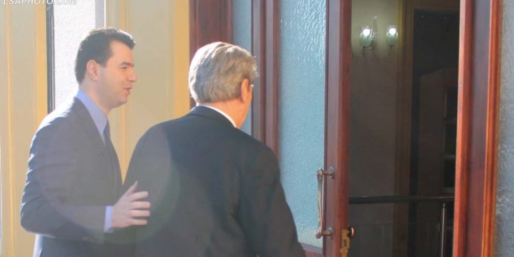 Lulzim Basha: Arrita një fitore të jashtëzakonshme. Sali Berisha nuk e uron, por poston një mesazh të “koduar”