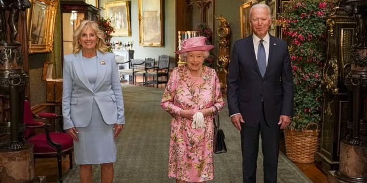 Mbretëresha Elisabeth pret presidentin Biden për çaj