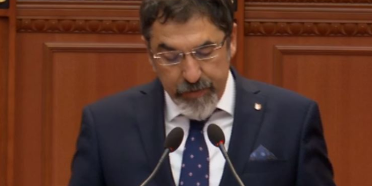 Lehtësohen procedurat për të huajt, Çuçi: Pajisja me një leje unike pune dhe qëndrimi, shmang burokracinë