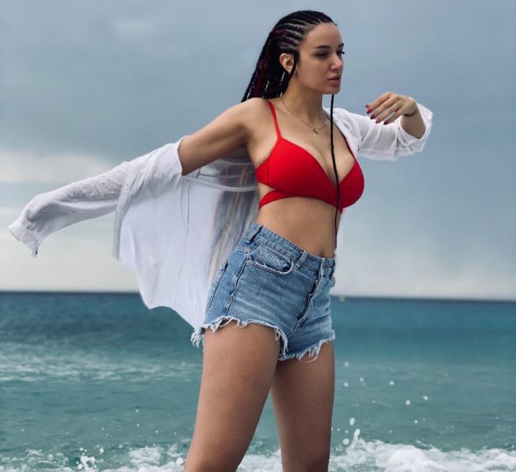 Prezantuesja që ka “çmendur” edhe Spartak Ngjelën, ja çfarë i komenton në FB (FOTO)