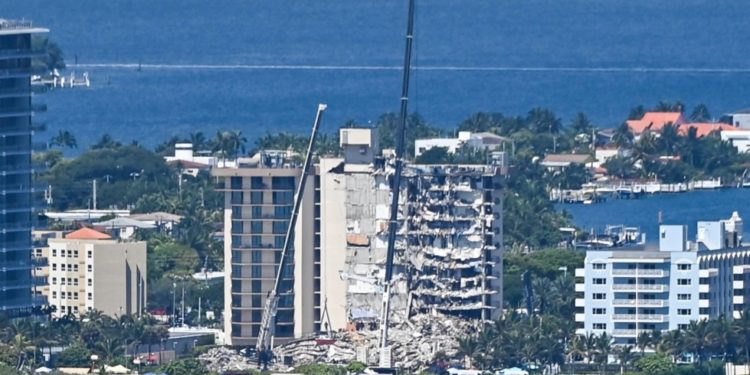 Ç’po ndodh/ Deri tani 10 viktima dhe 151 të zhdukur nga shembja e pallatit në Miami
