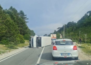 Aksident i frikshëm në Llogara, përmbyset furgoni në rrugë (FOTO)