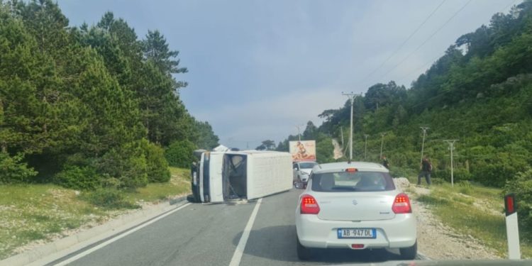 Aksident i frikshëm në Llogara, përmbyset furgoni në rrugë (FOTO)