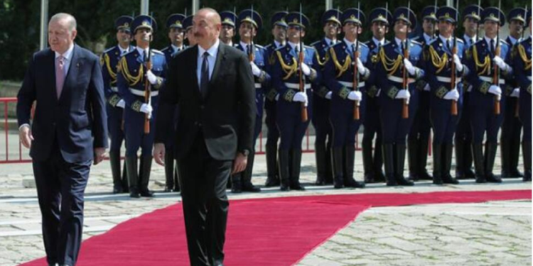 Erdogan nënshkruan marrëveshje ushtarake me Azerbajxhanin pas samitit të NATO-s
