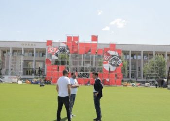 Rikthehet “Tirana Fan Zone” për Kampionatin Evropian, ekran gjigand dhe mundësi argëtimi në sheshin “Skënderbej”