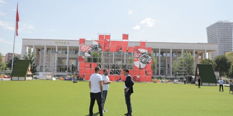 Rikthehet “Tirana Fan Zone” për Kampionatin Evropian, ekran gjigand dhe mundësi argëtimi në sheshin “Skënderbej”