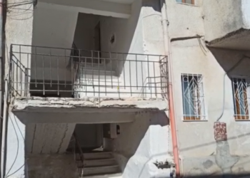 Në shkallët e pallatit ka ende njolla gjaku, policia merr në pyetje një person për vrasjen e Çajup Selimit në Tepelenë (VIDEO)