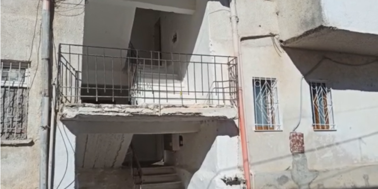 Në shkallët e pallatit ka ende njolla gjaku, policia merr në pyetje një person për vrasjen e Çajup Selimit në Tepelenë (VIDEO)