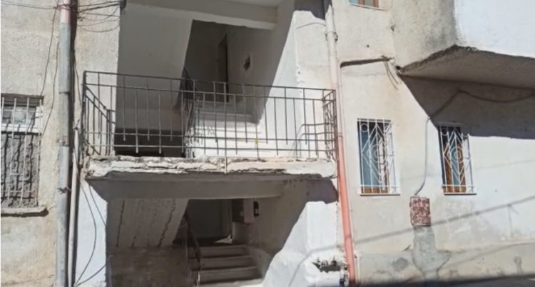 Në shkallët e pallatit ka ende njolla gjaku, policia merr në pyetje një person për vrasjen e Çajup Selimit në Tepelenë (VIDEO)