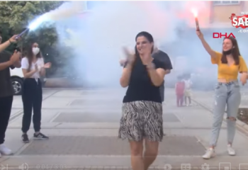 Ngjarje e pazakontë/42-vjeçarja bën festë me këngë e daulle pas divorcit nga bashkëshorti (VIDEO)