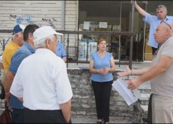 Mungon transporti publik, banorët e Dropullit të Sipërm në protestë (VIDEO)