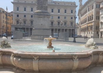 Çudia në Romë, e reja futet në shatërvanin pranë Parlamentit e zhveshur (VIDEO)