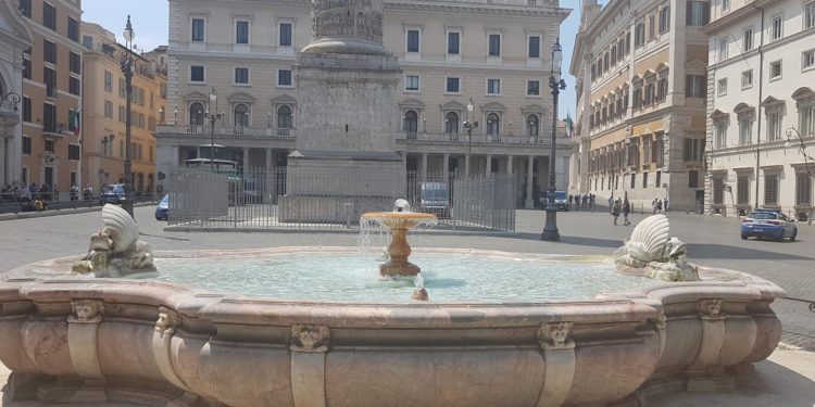 Çudia në Romë, e reja futet në shatërvanin pranë Parlamentit e zhveshur (VIDEO)