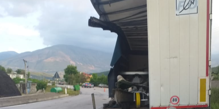 Aksident i frikshëm në Krahës të Memaliajt, përplasen dy kamionë (FOTO)